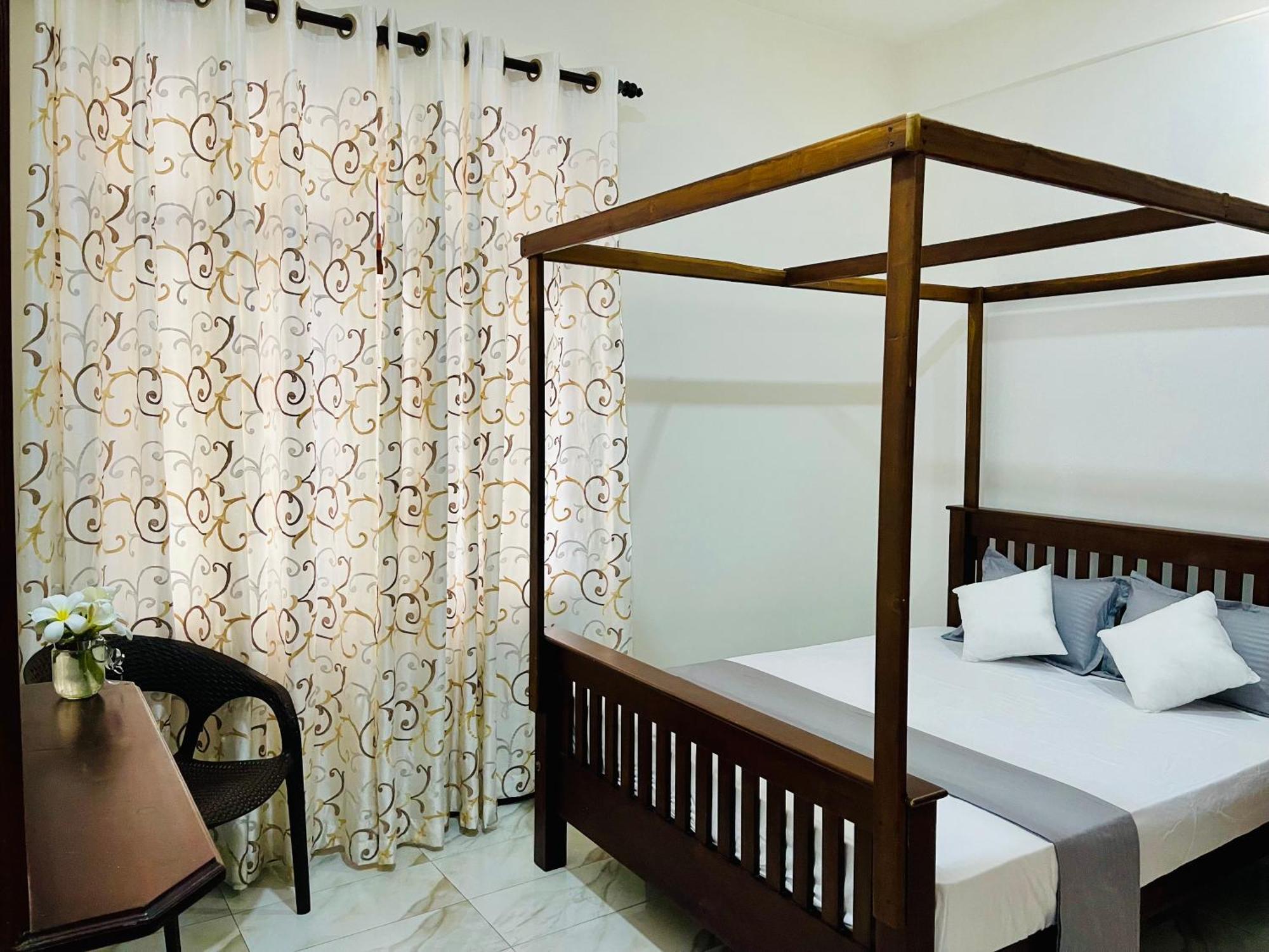 Sand & Surf Guest House 尼甘布 外观 照片