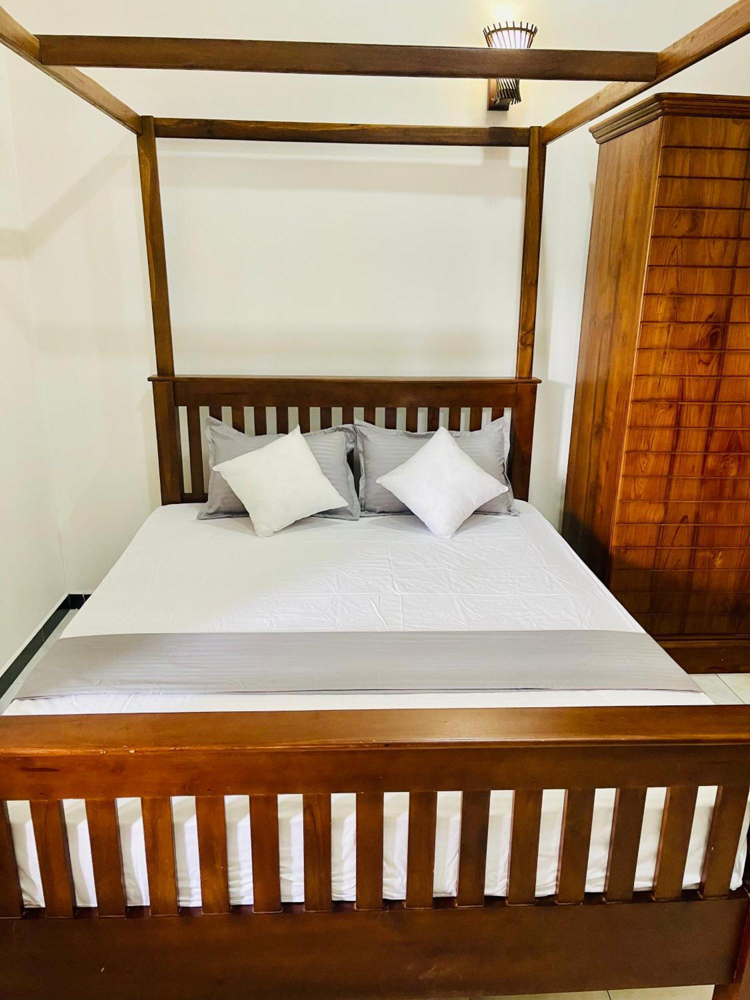 Sand & Surf Guest House 尼甘布 外观 照片