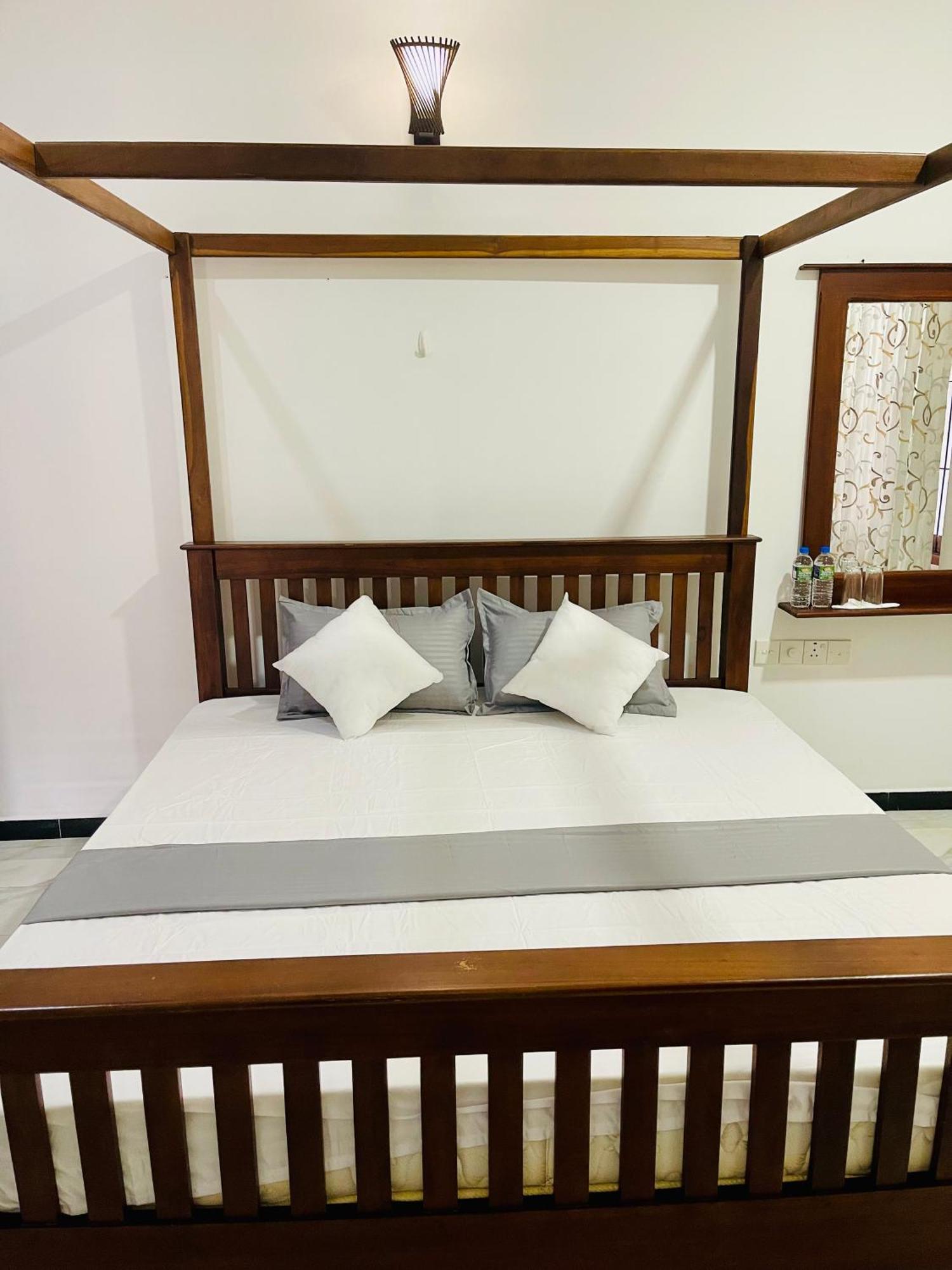 Sand & Surf Guest House 尼甘布 外观 照片