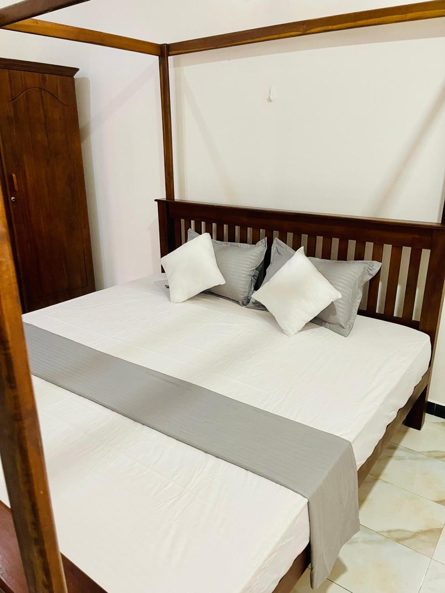 Sand & Surf Guest House 尼甘布 外观 照片