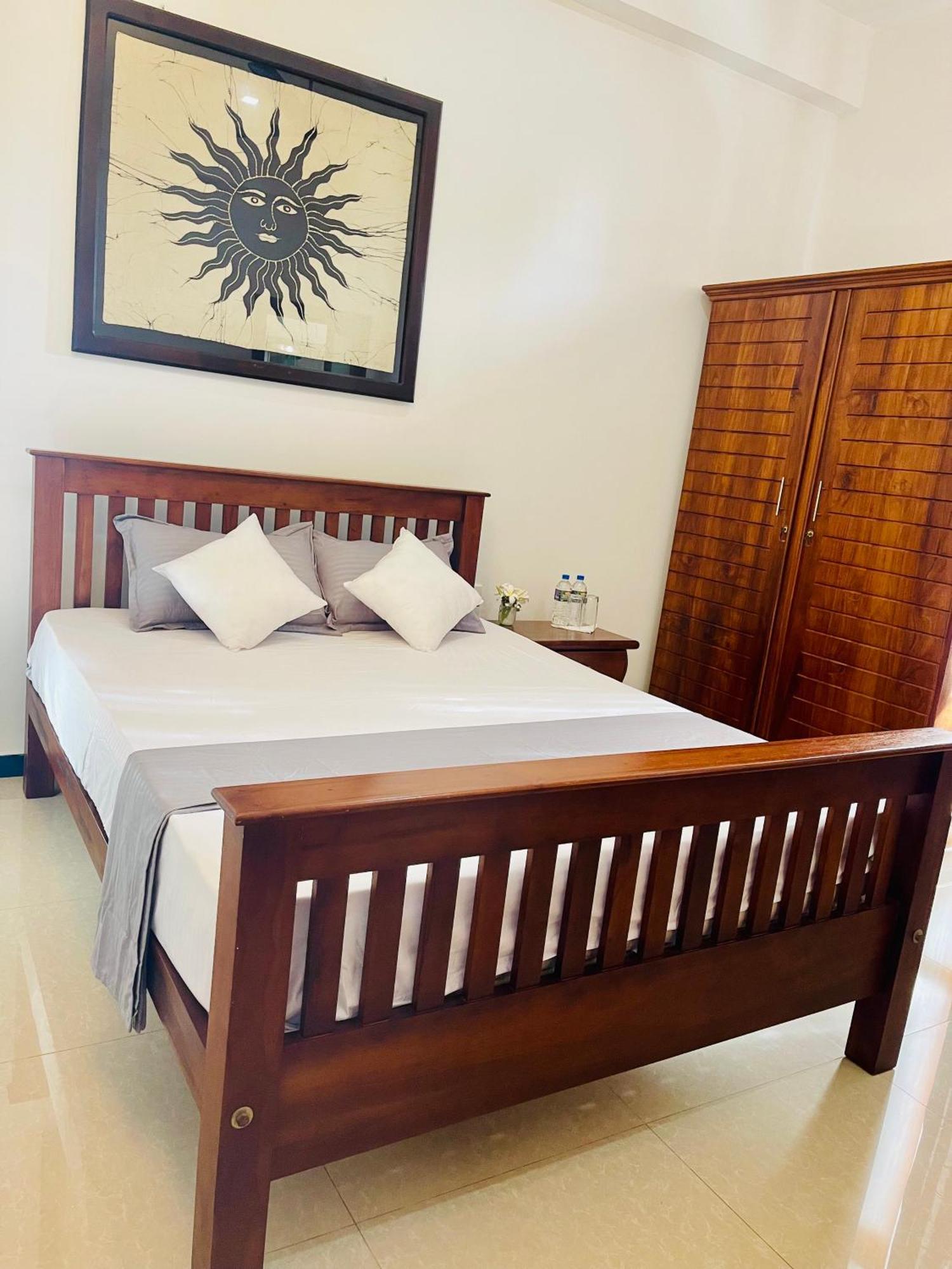 Sand & Surf Guest House 尼甘布 外观 照片