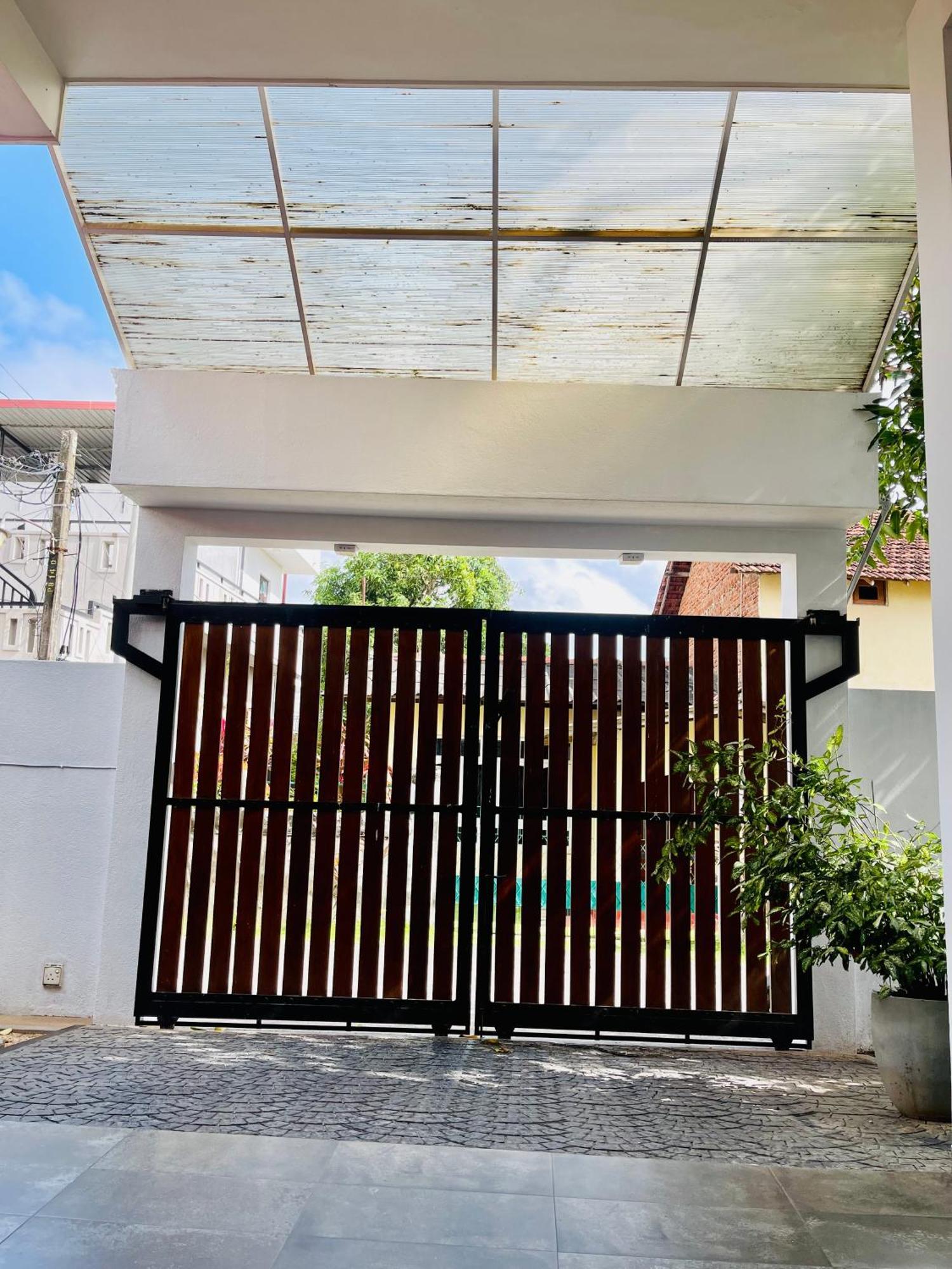 Sand & Surf Guest House 尼甘布 外观 照片