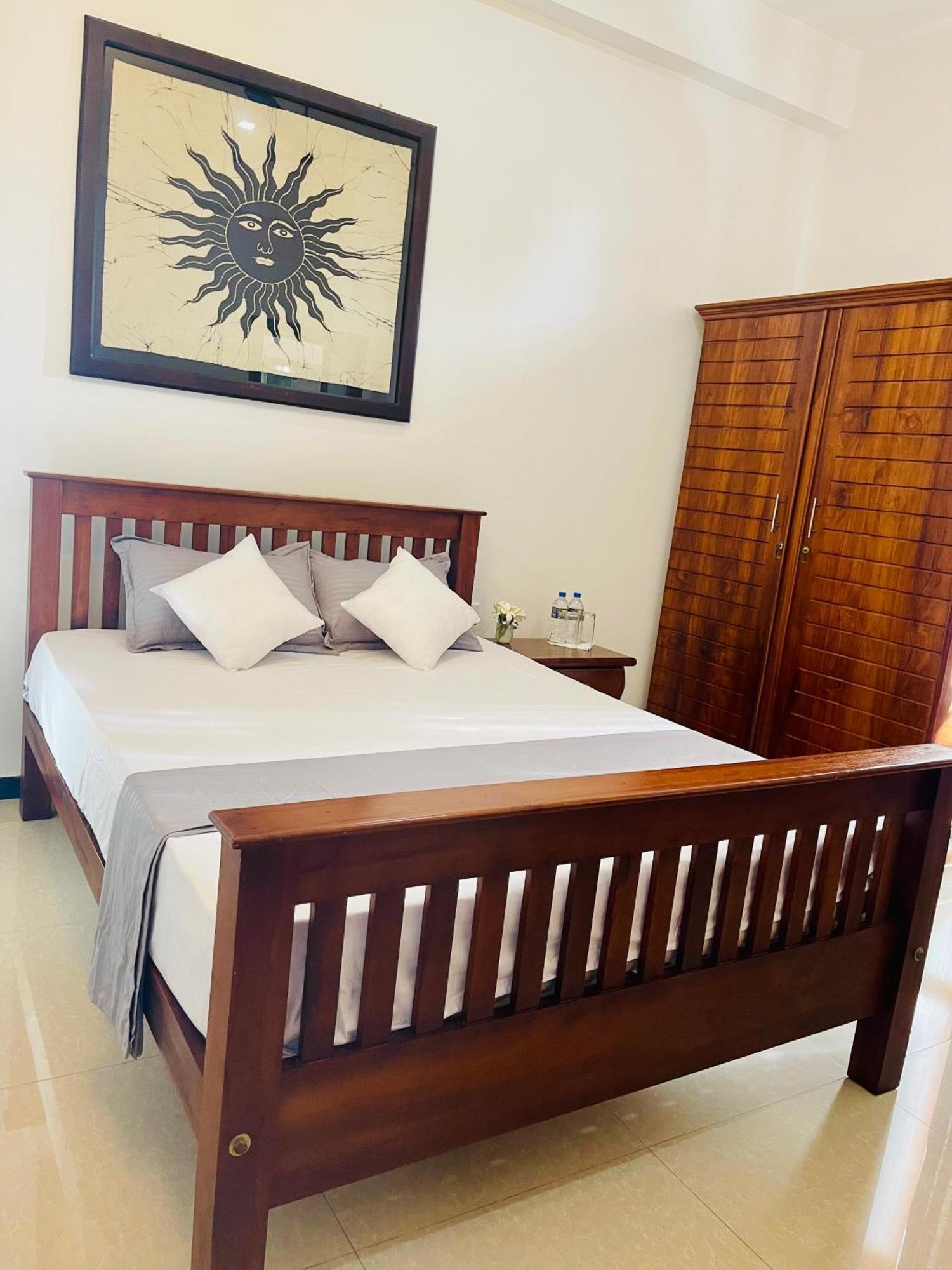 Sand & Surf Guest House 尼甘布 外观 照片