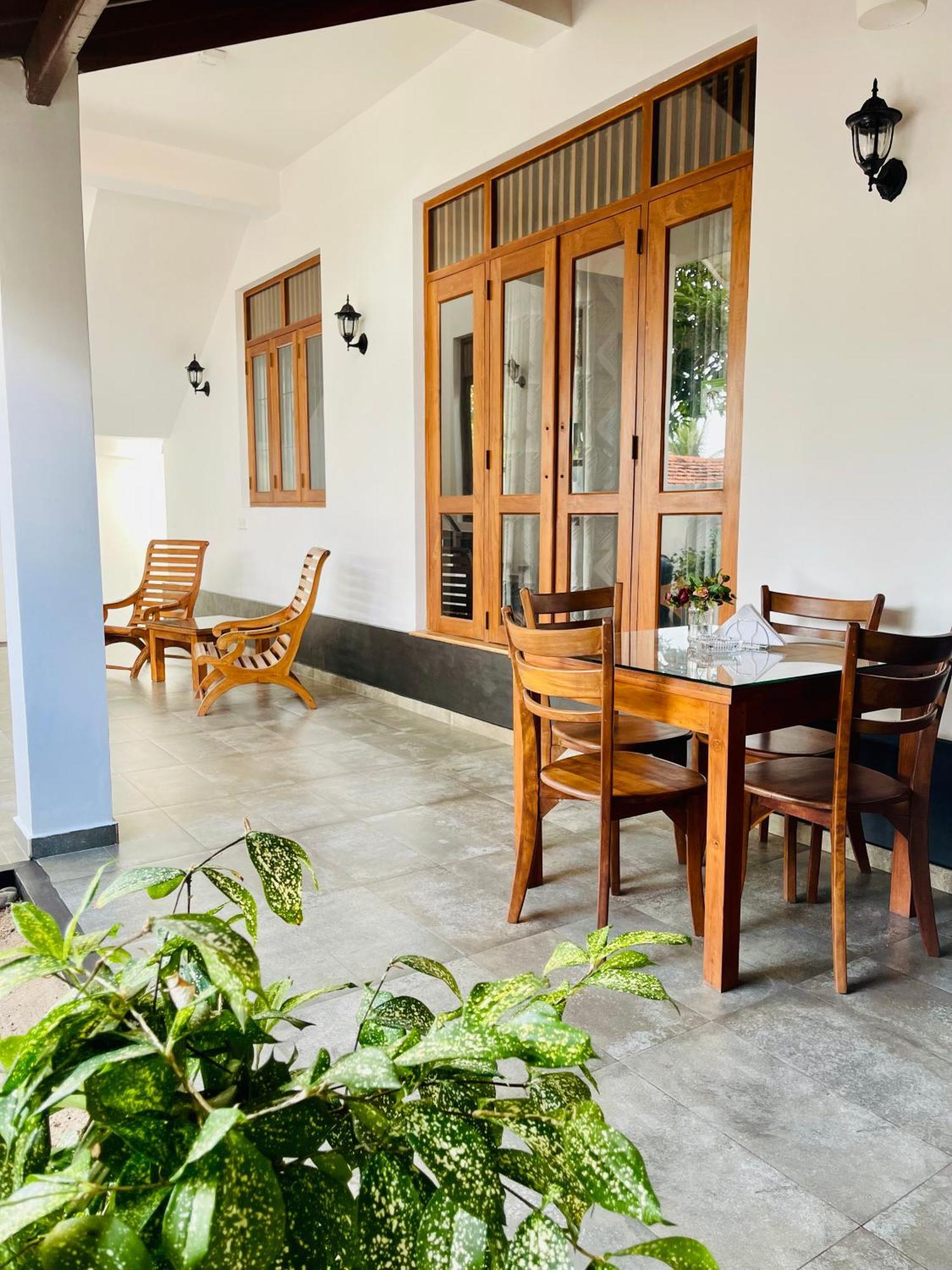 Sand & Surf Guest House 尼甘布 外观 照片