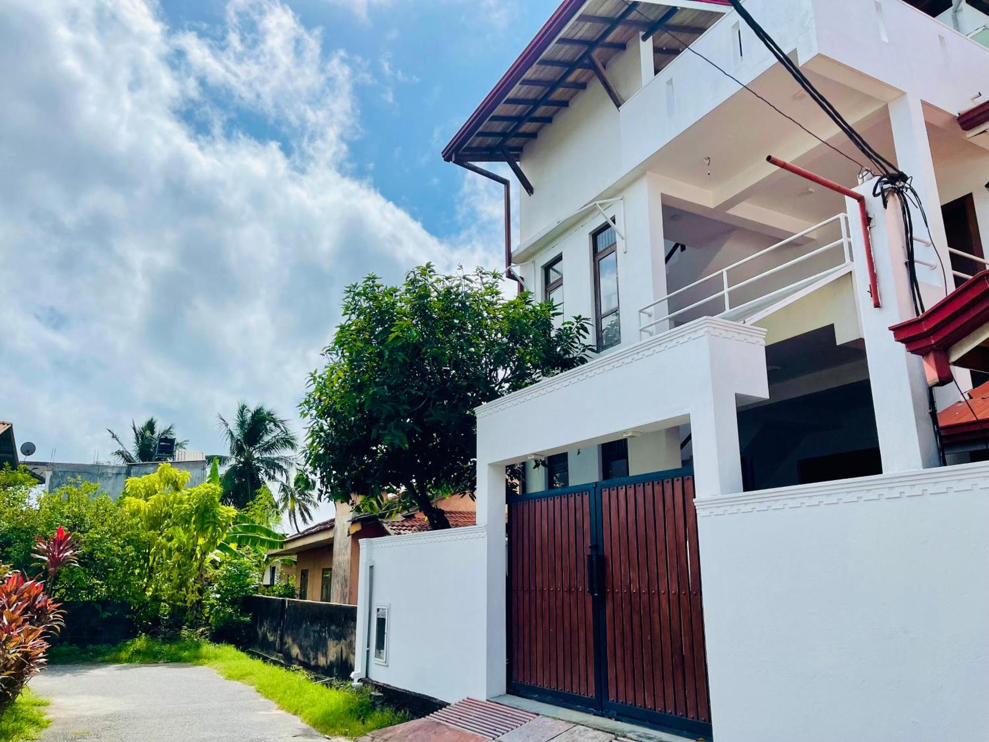 Sand & Surf Guest House 尼甘布 外观 照片