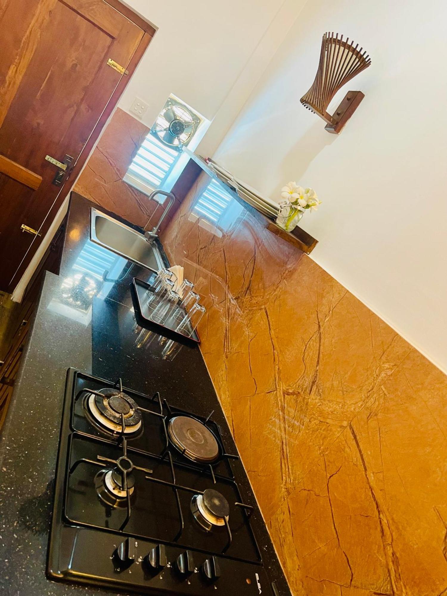 Sand & Surf Guest House 尼甘布 外观 照片