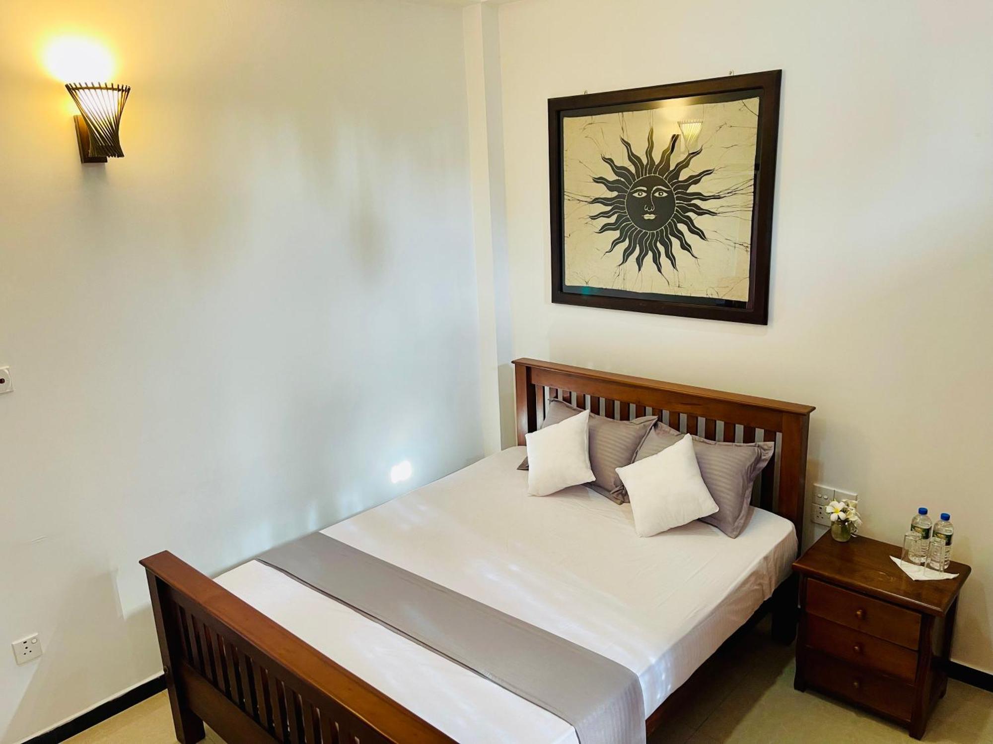 Sand & Surf Guest House 尼甘布 外观 照片