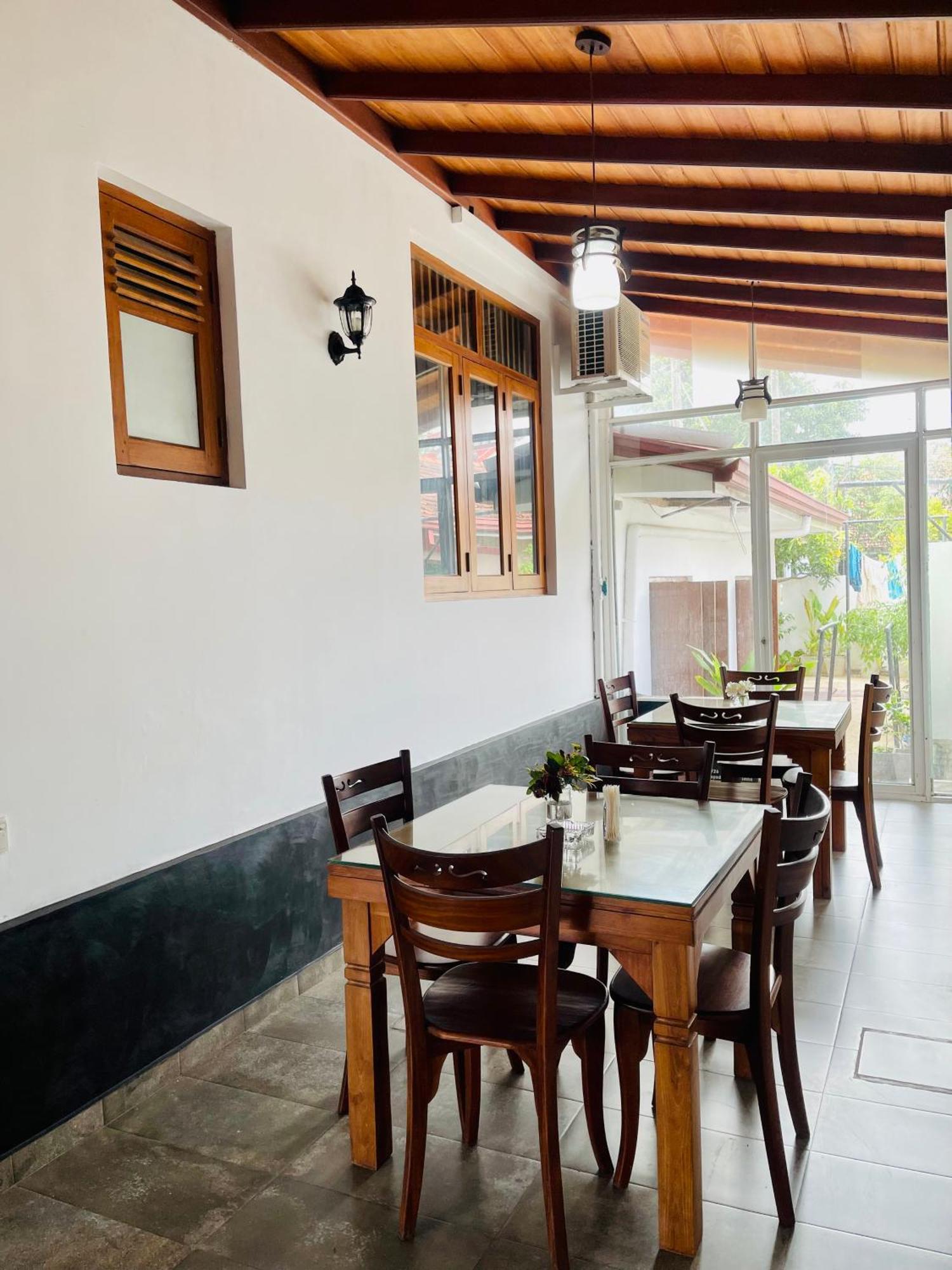 Sand & Surf Guest House 尼甘布 外观 照片
