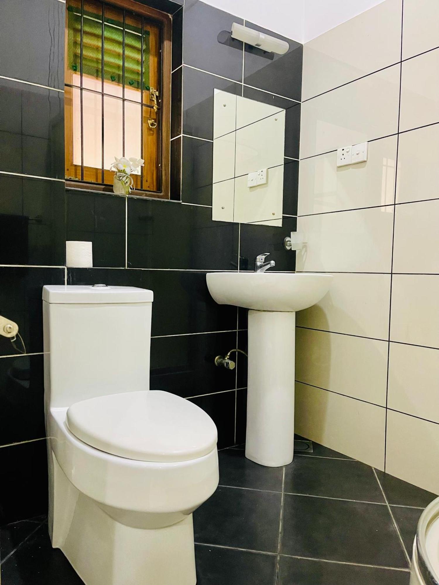 Sand & Surf Guest House 尼甘布 外观 照片