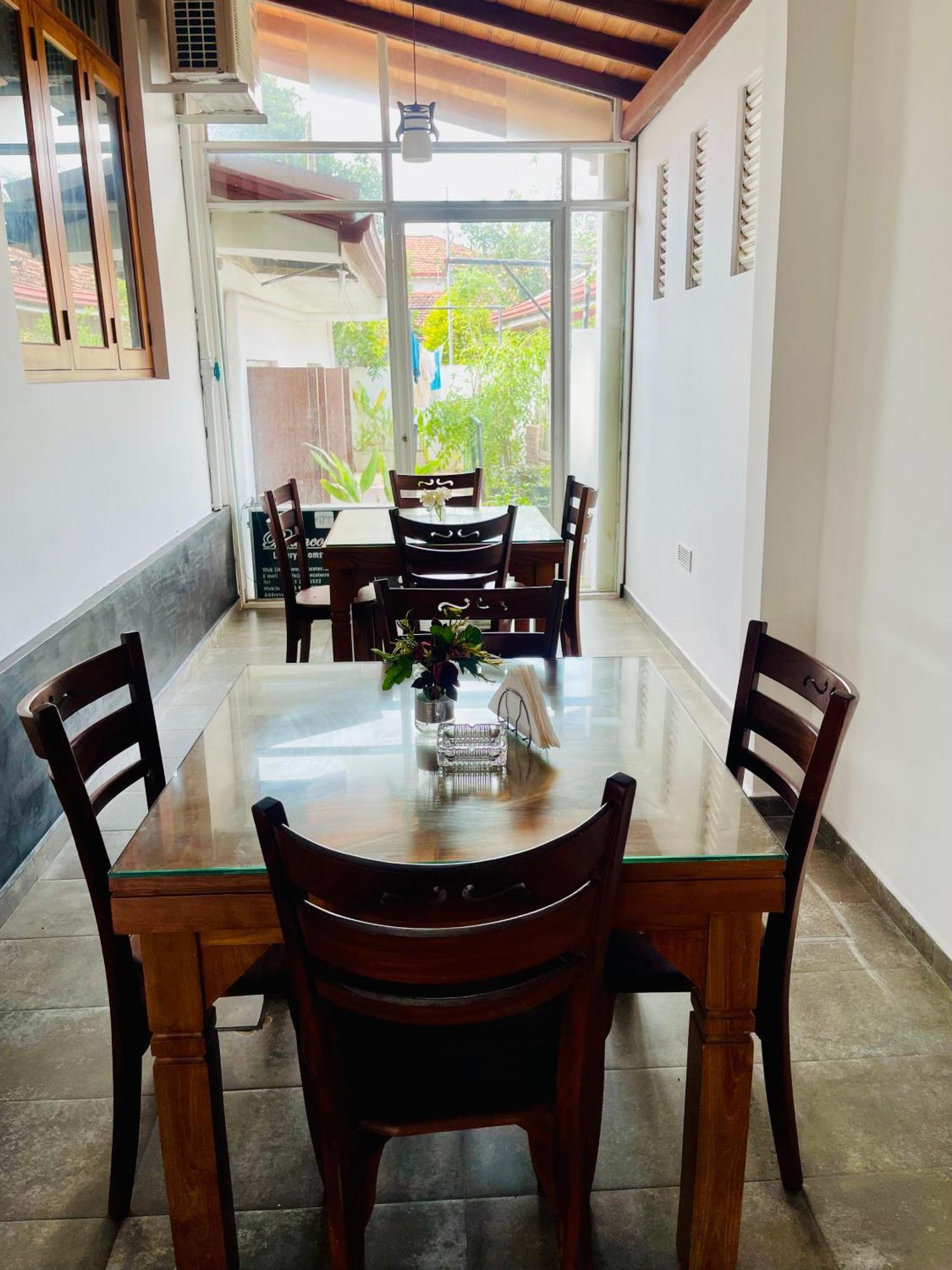 Sand & Surf Guest House 尼甘布 外观 照片